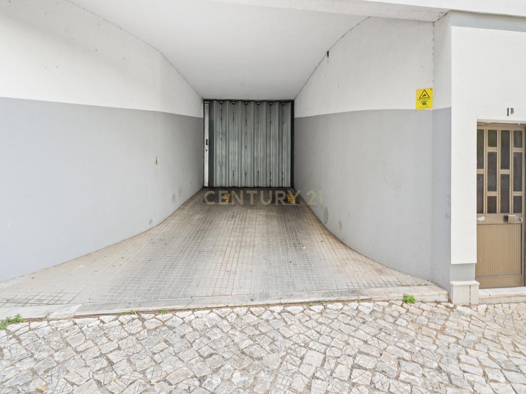 Espaçoso T3 Remodelado com Vista Rio em Cacilhas (+ Opção de Garagem BOX) - Image 24