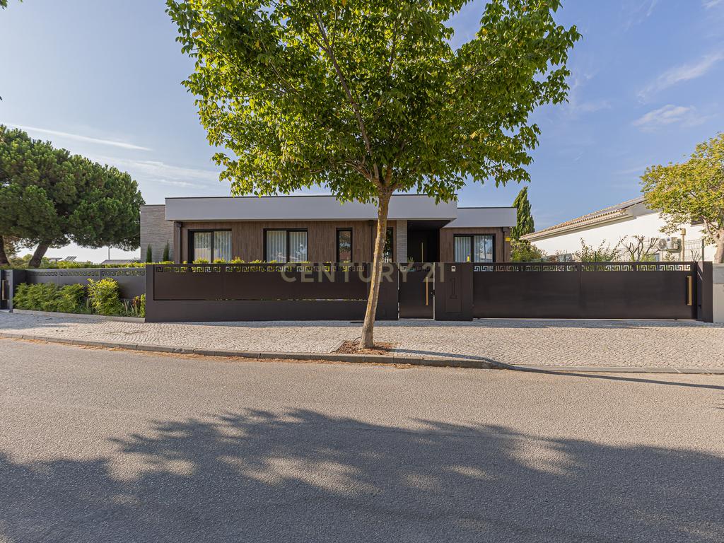 Moradia T4 de luxo, lote de gaveto 805m2, com cave e piscina. - Image 2