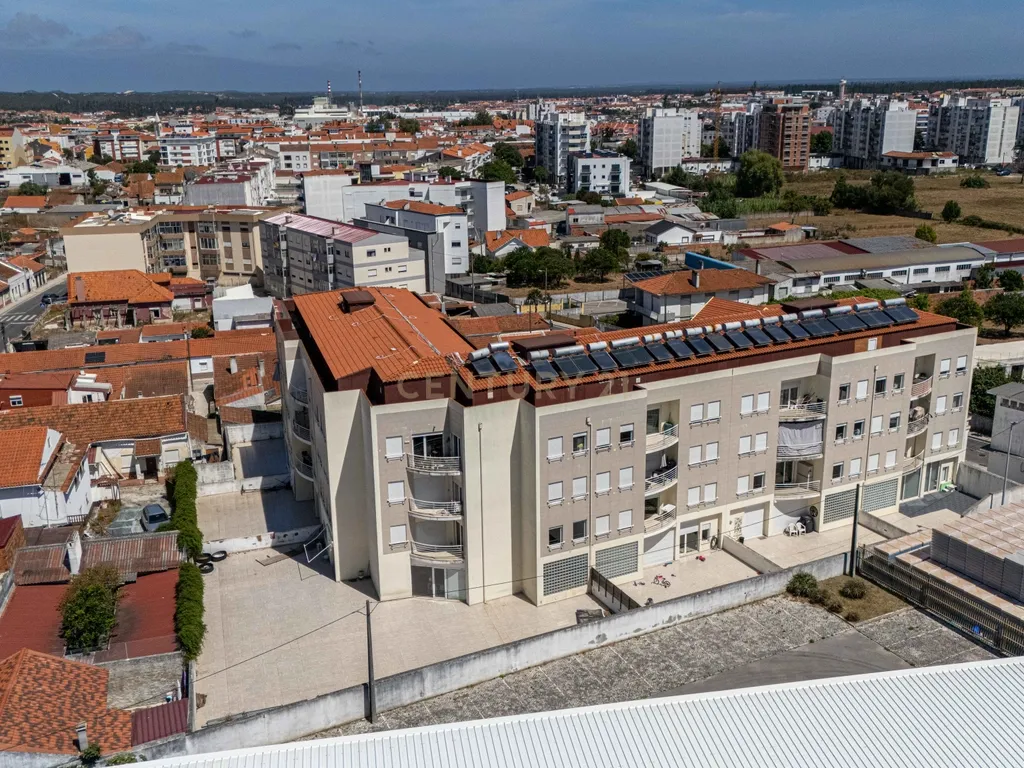 T4 Duplex Premium com Terraço / Arrecadação / 5 Lugares de Estacionamento / Marinha Grande - Image 55