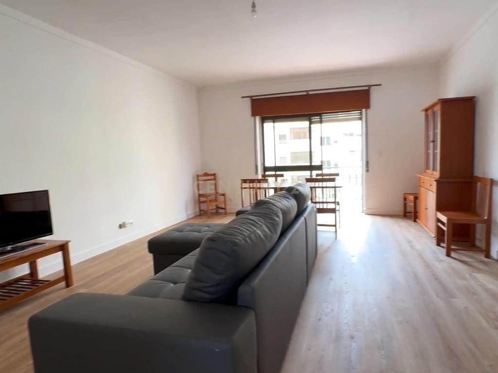 T2 remodelado com garagem em Cascais - Image 10