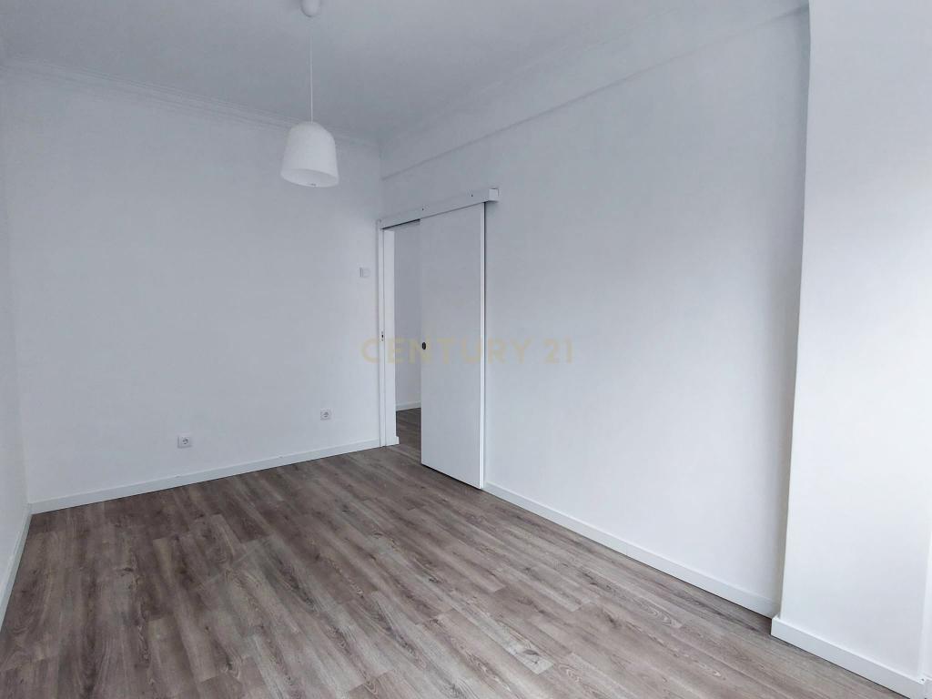 Apartamento T2 na Venteira, Amadora - Image 3