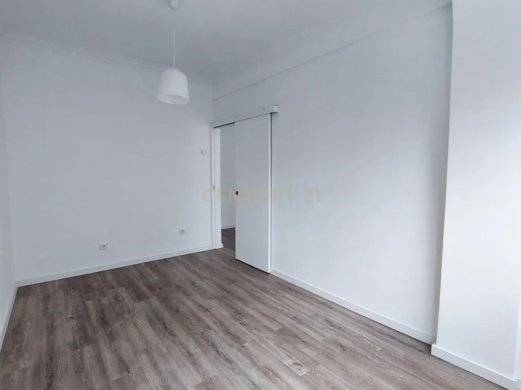 Apartamento T2 na Venteira, Amadora - Image 3