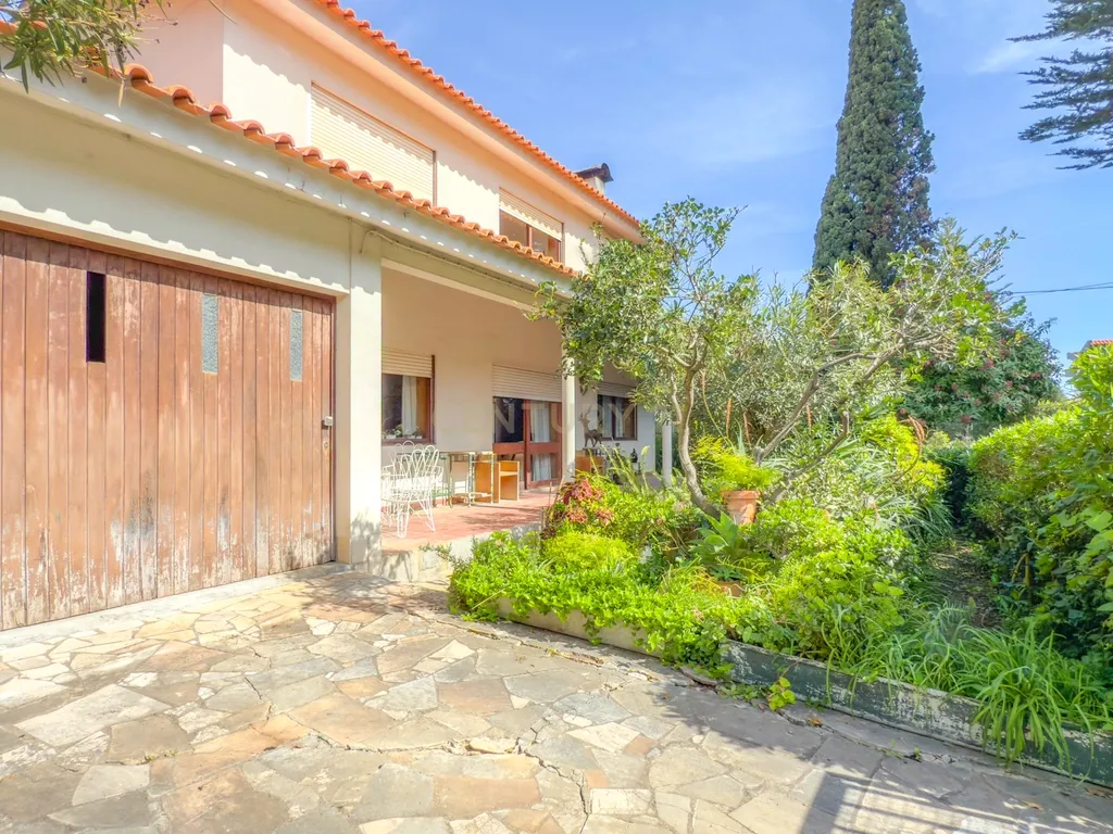 EXCELENTE MORADIA COM TERRENO DE 1000 M2 EM CAXIAS, COM OTIMA LOCALIZAÇÃO, BOAS AREAS, JARDIM MARAVILHOSO E PISCINA - Image 5