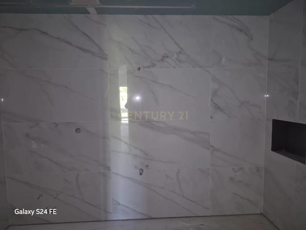 Apartamento Luxuoso T3 em Oeiras com Garagem e Varandas - Image 13