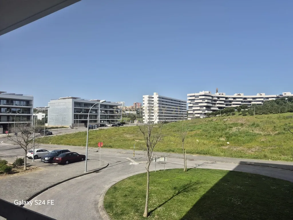Apartamento Luxuoso T3 em Oeiras com Garagem e Varandas - Image 2