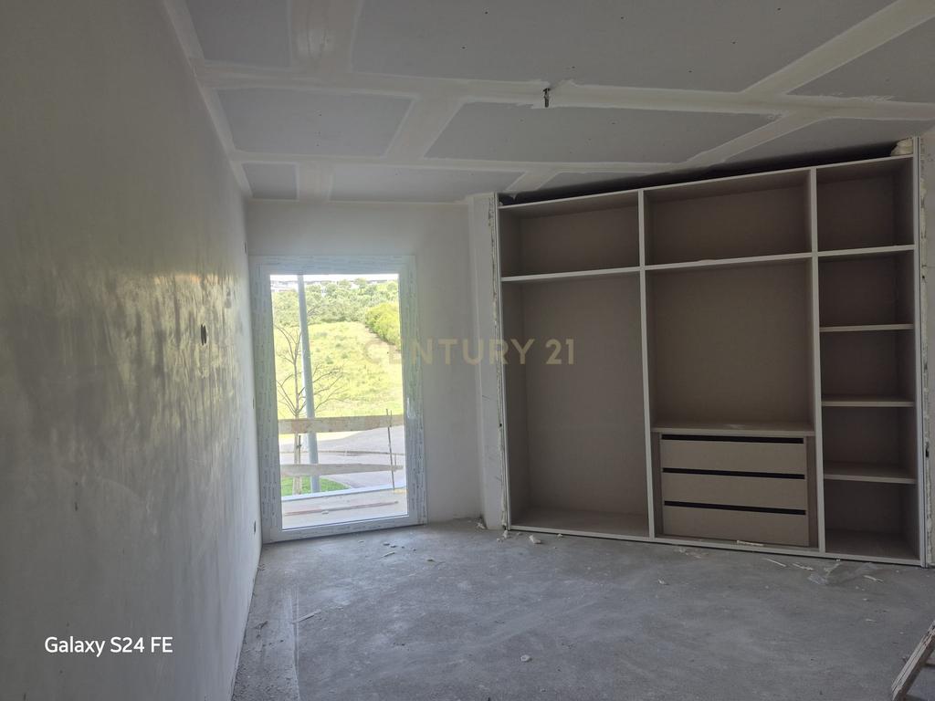 Apartamento Luxuoso T3 em Oeiras com Garagem e Varandas - Image 10