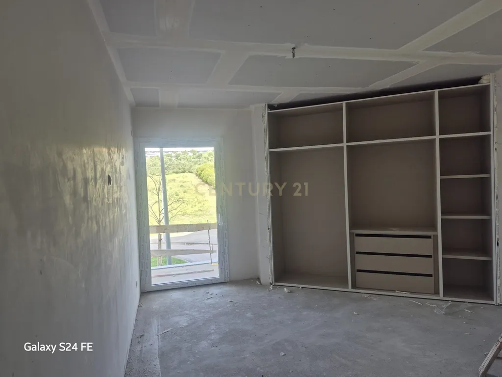 Apartamento Luxuoso T3 em Oeiras com Garagem e Varandas - Image 10