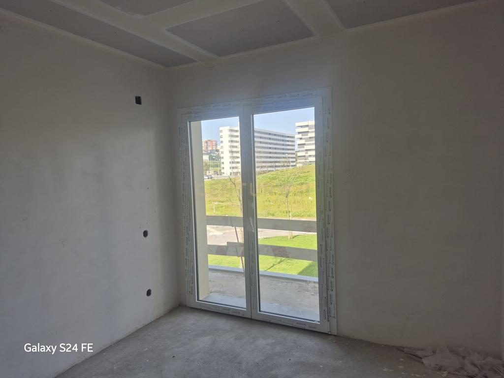 Apartamento Luxuoso T3 em Oeiras com Garagem e Varandas - Image 11