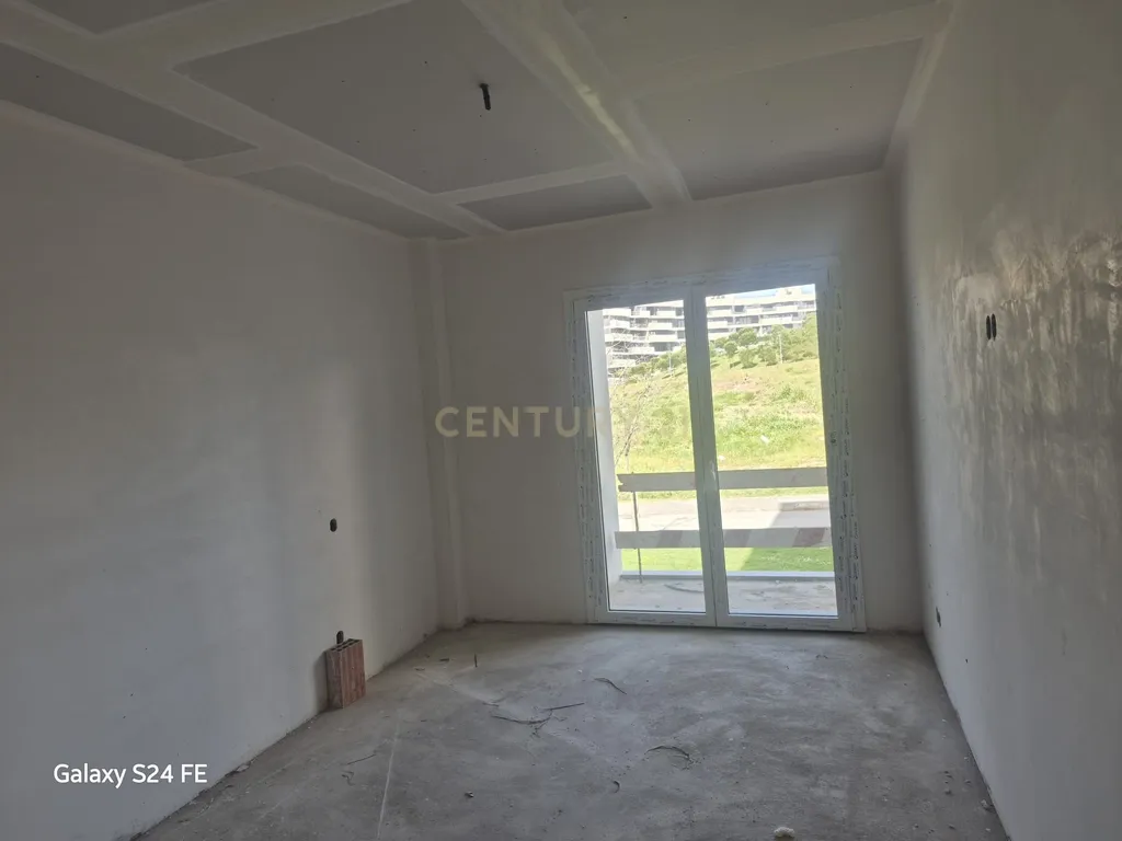 Apartamento Luxuoso T3 em Oeiras com Garagem e Varandas - Image 14