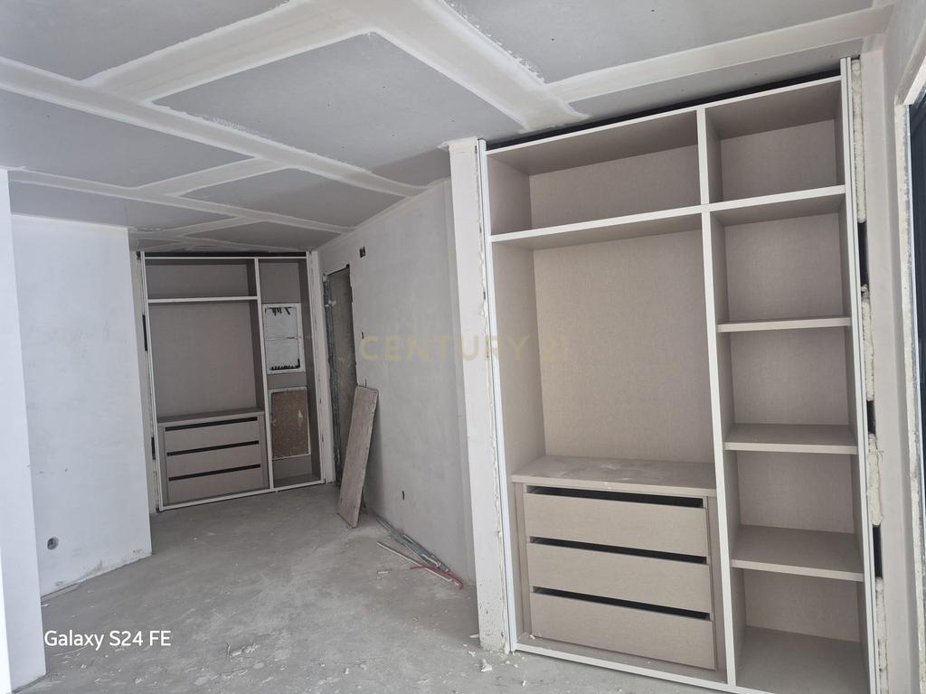 Apartamento Luxuoso T3 em Oeiras com Garagem e Varandas - Image 12