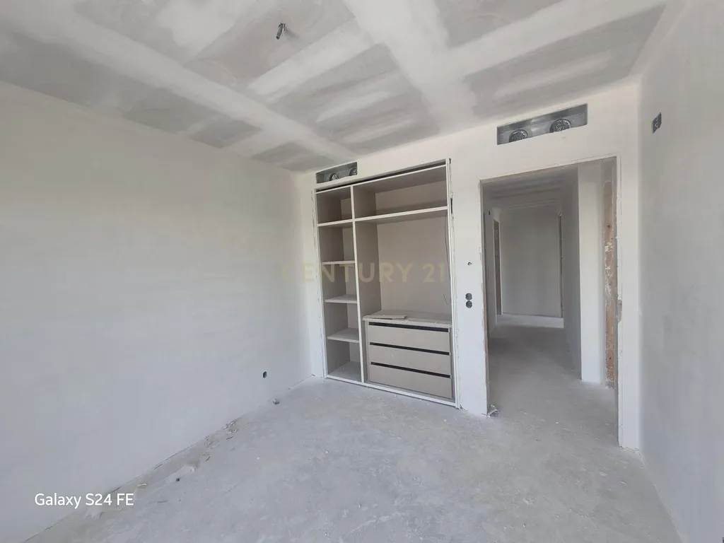 Luxuoso Apartamento T4 Novo em Oeiras com Garagem e Varandas - Image 9
