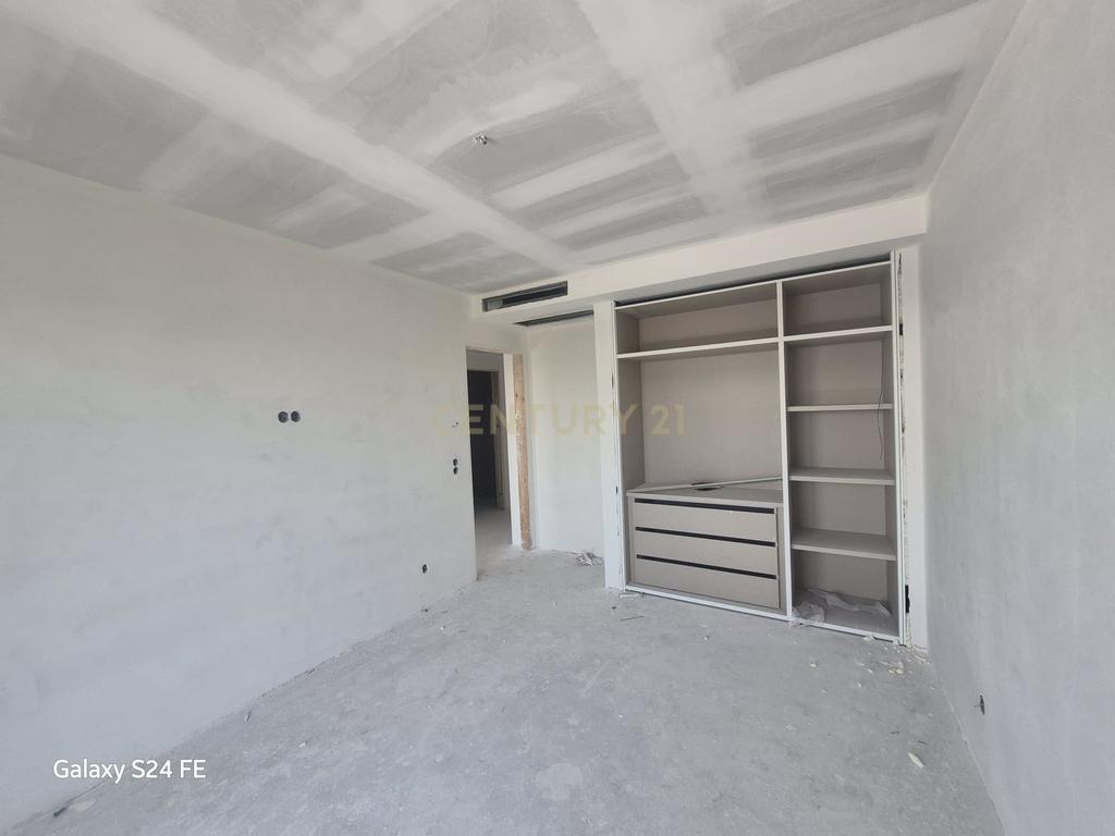 Luxuoso Apartamento T4 Novo em Oeiras com Garagem e Varandas - Image 8