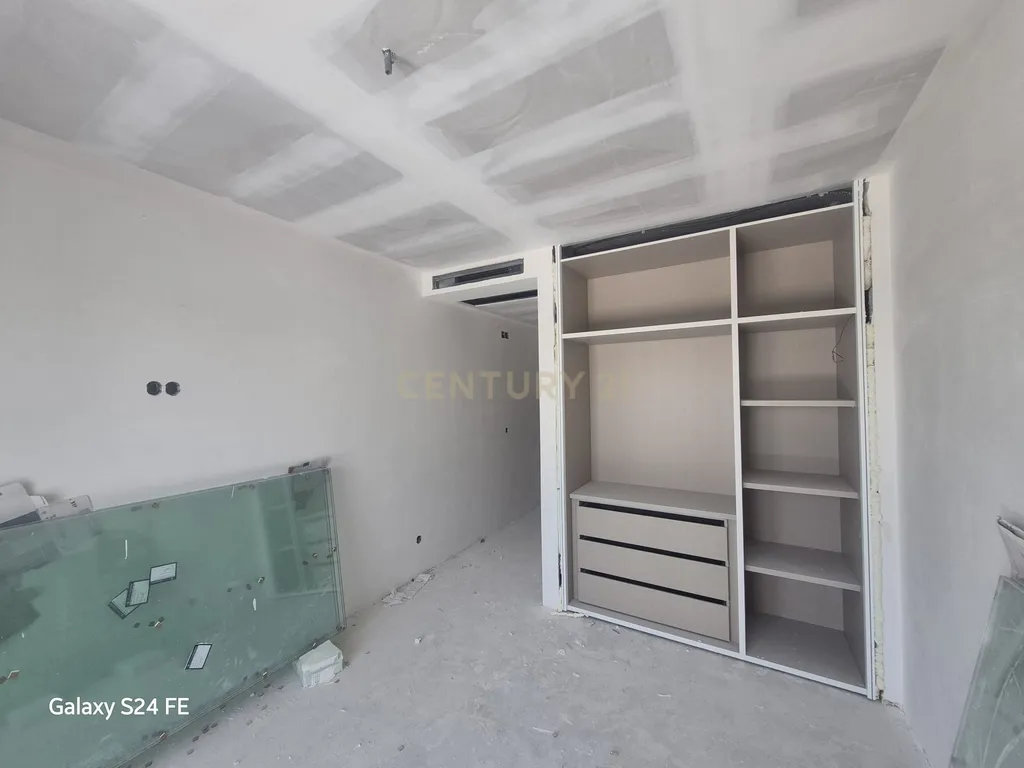 Luxuoso Apartamento T4 Novo em Oeiras com Garagem e Varandas - Image 15