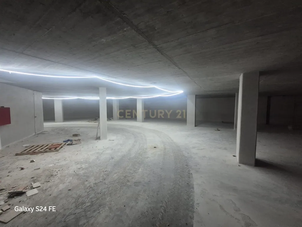 Apartamento Luxuoso T3 em Oeiras com Garagem e Varandas - Image 17