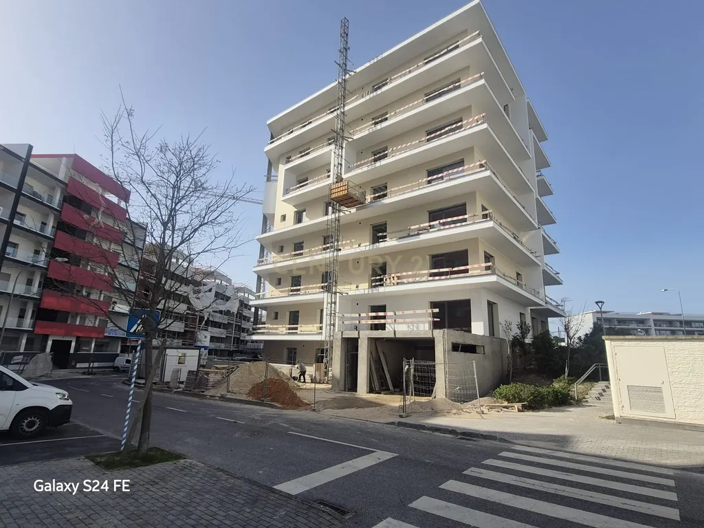 Apartamento Luxuoso T3 em Oeiras com Garagem e Varandas - Image 1