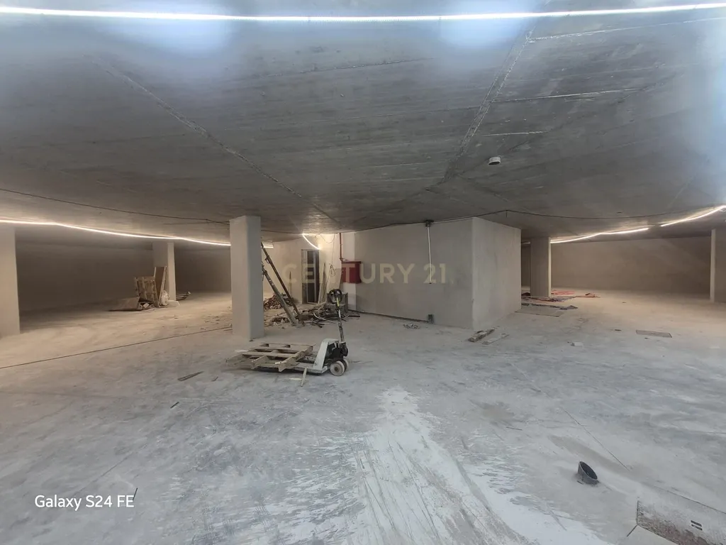 Apartamento Luxuoso T3 em Oeiras com Garagem e Varandas - Image 16