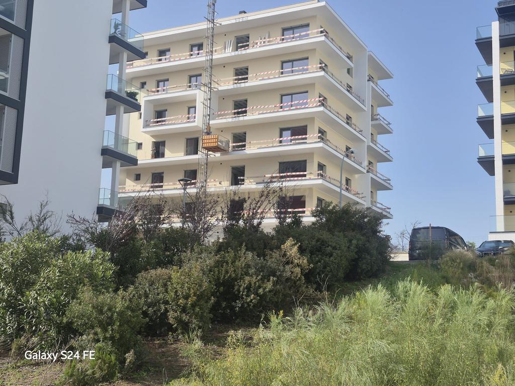Luxuoso Apartamento Novo em Oeiras com 3 Quartos e Garagem - Image 1