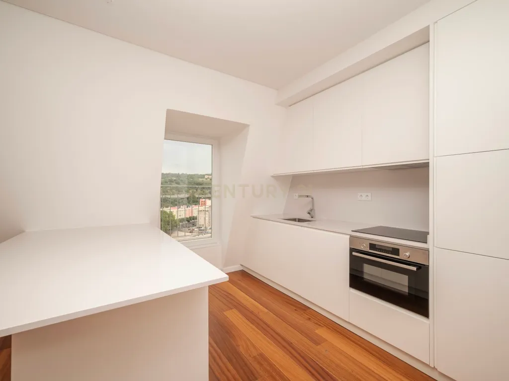Arrenda-se apartamento T2 (111m2) na Estrela, Lisboa - Image 2