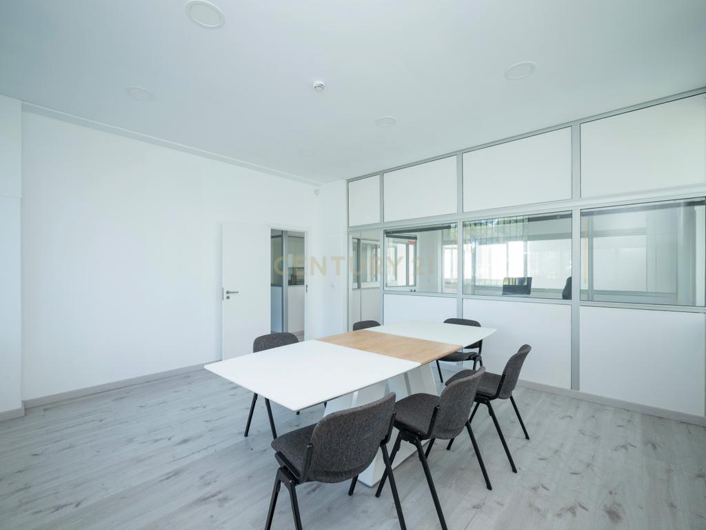 Loja e cave com 326m2 de área bruta, Quinta da Medideira, Amora - Image 3