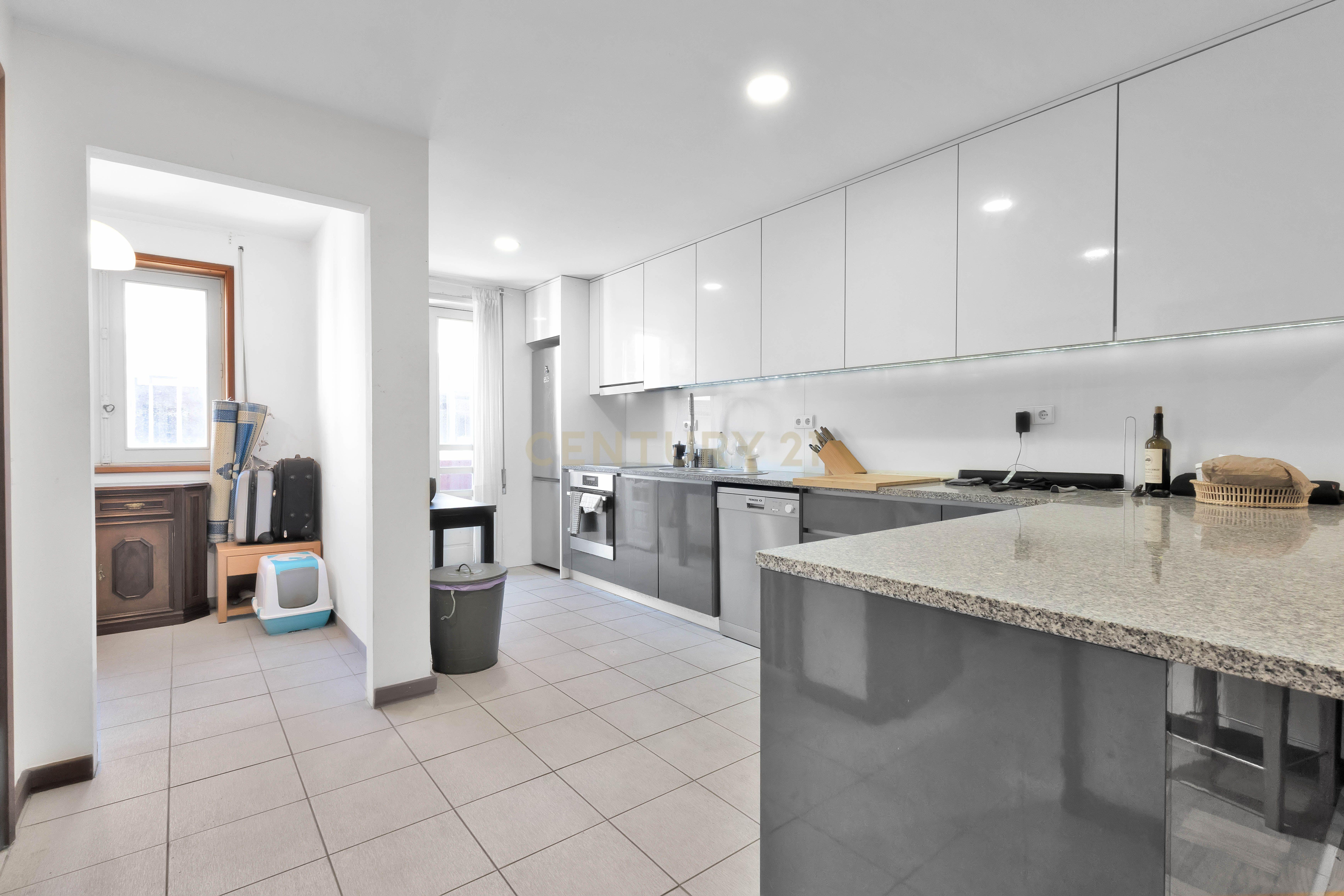 Fotografia 5 de Apartamento T3 mobilado - Prédio Senhorial com Elevador