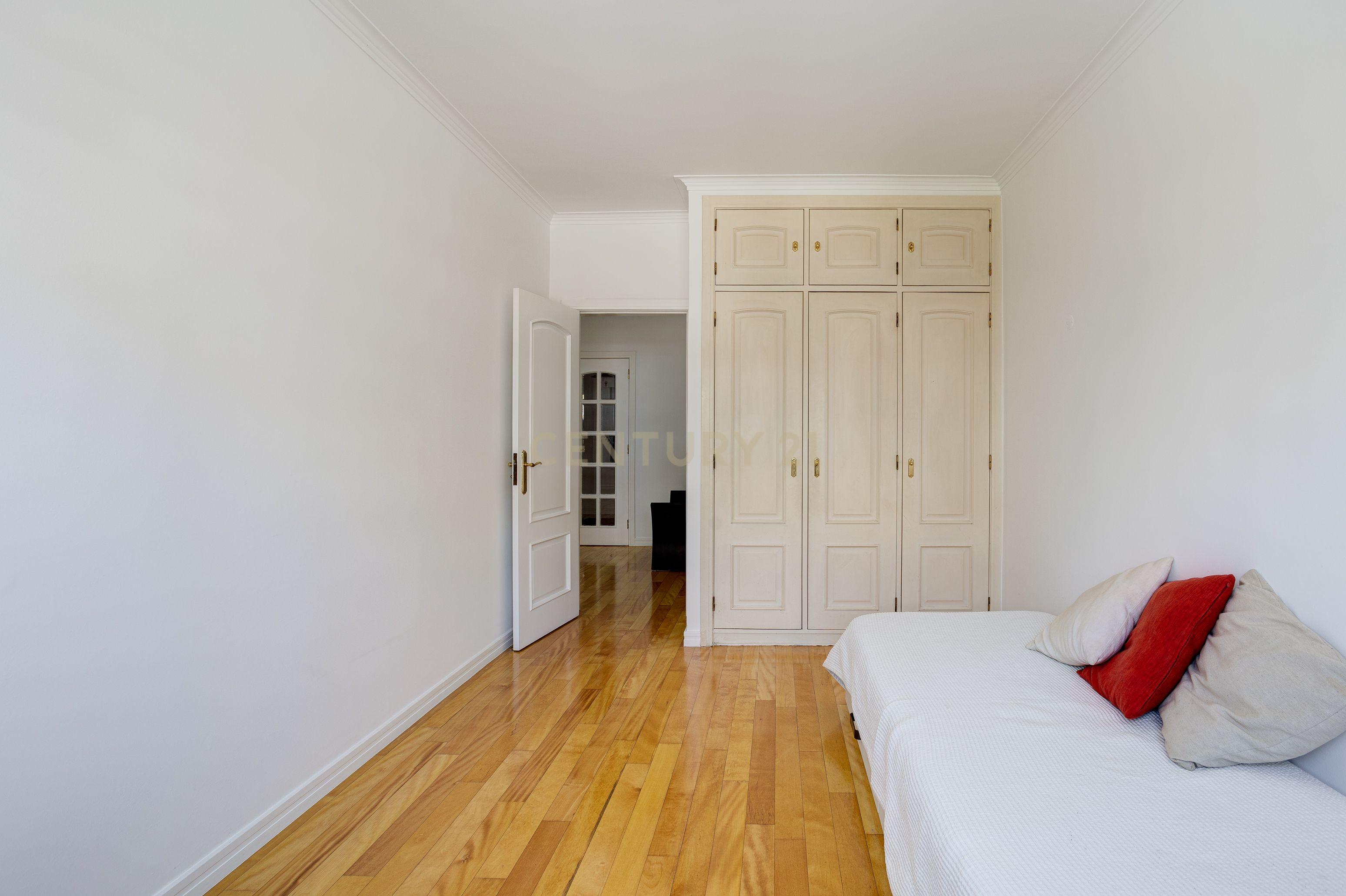 Apartamento T4 no Parque dos Poetas - Image 17