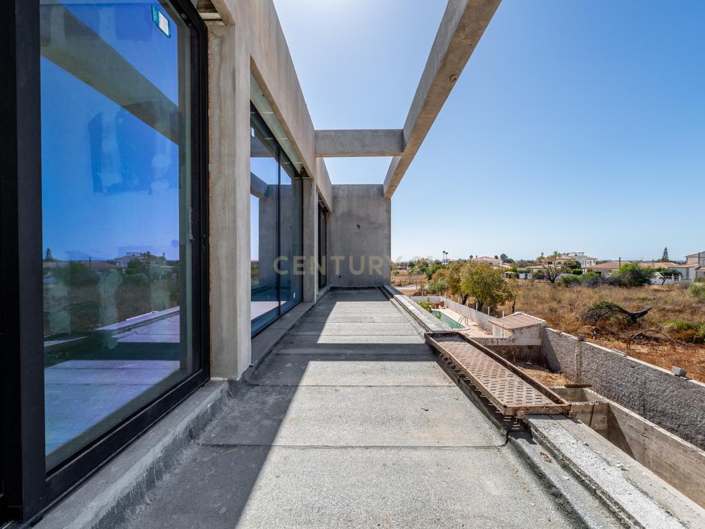 Moradia T5 contemporânea em construção avançada com piscina | Álamos, Guia – Albufeira - Image 26
