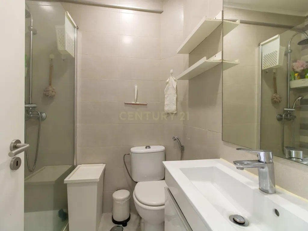 Apartamento T2 , com varanda e arrecadação , perto do metro - Odivelas - Image 12