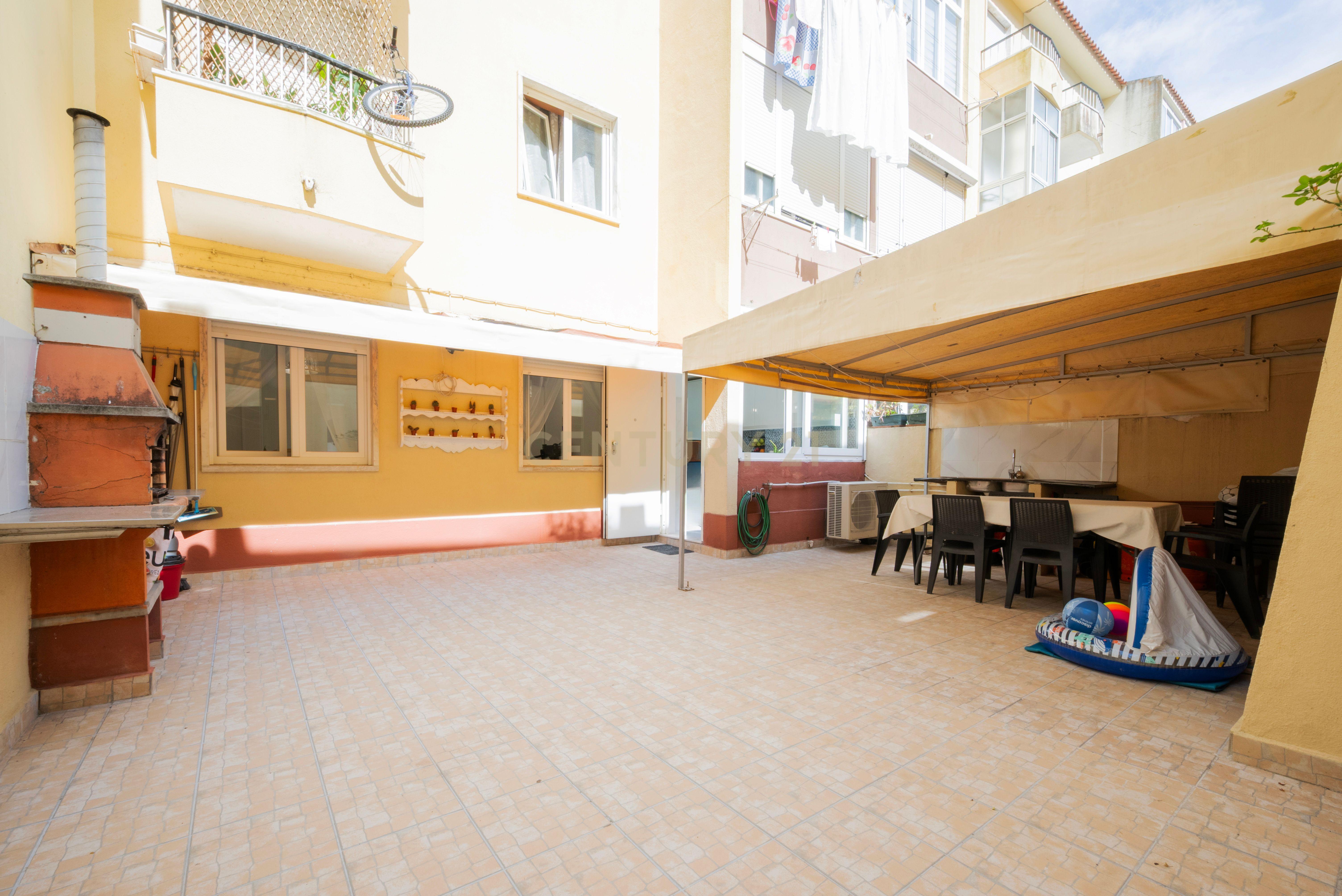 Fotografia 8 de Apartamento T3 em Odivelas, Remodelado e com Terraço