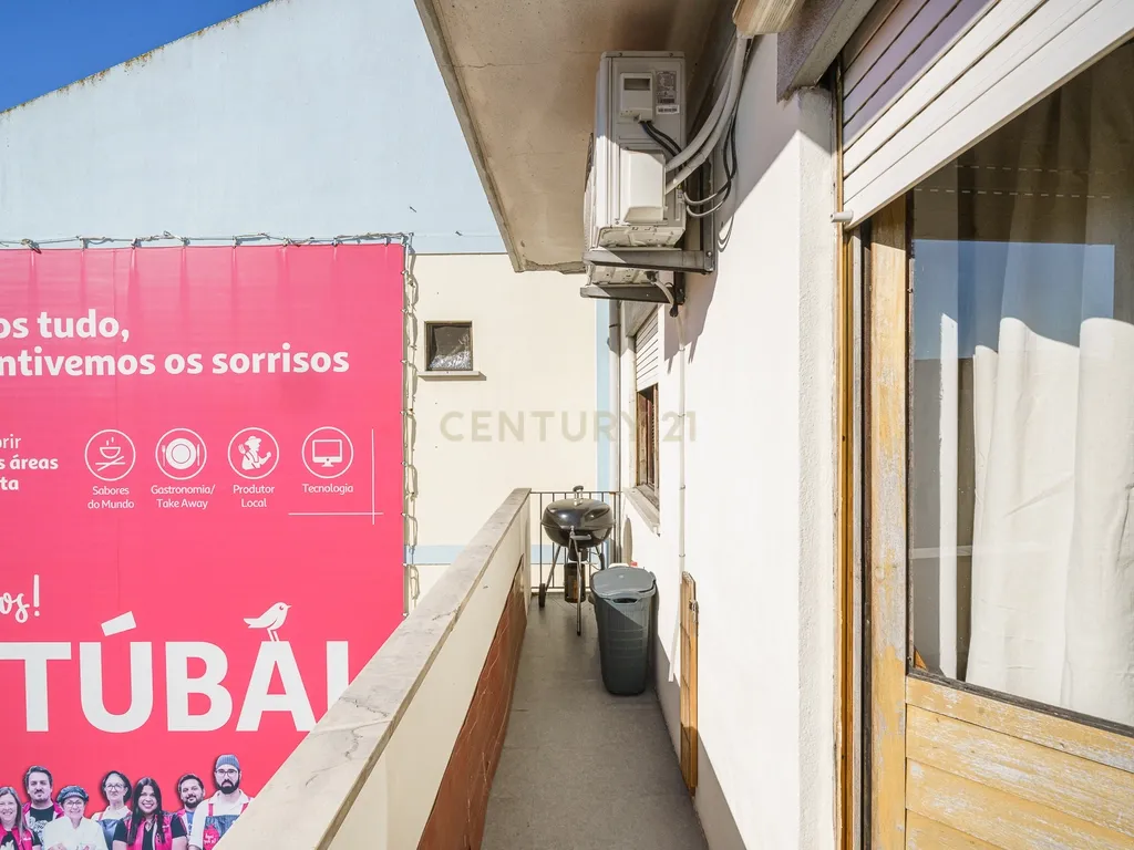 Espaçoso T3+1 com Garagem nos Ciprestes, em Setúbal. - Image 10
