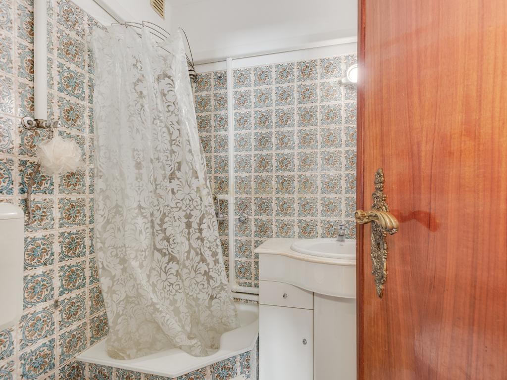Apartamento T4 com Boas Áreas - Prt Av. Cidade Lourenço Marques - Olivais - Image 12