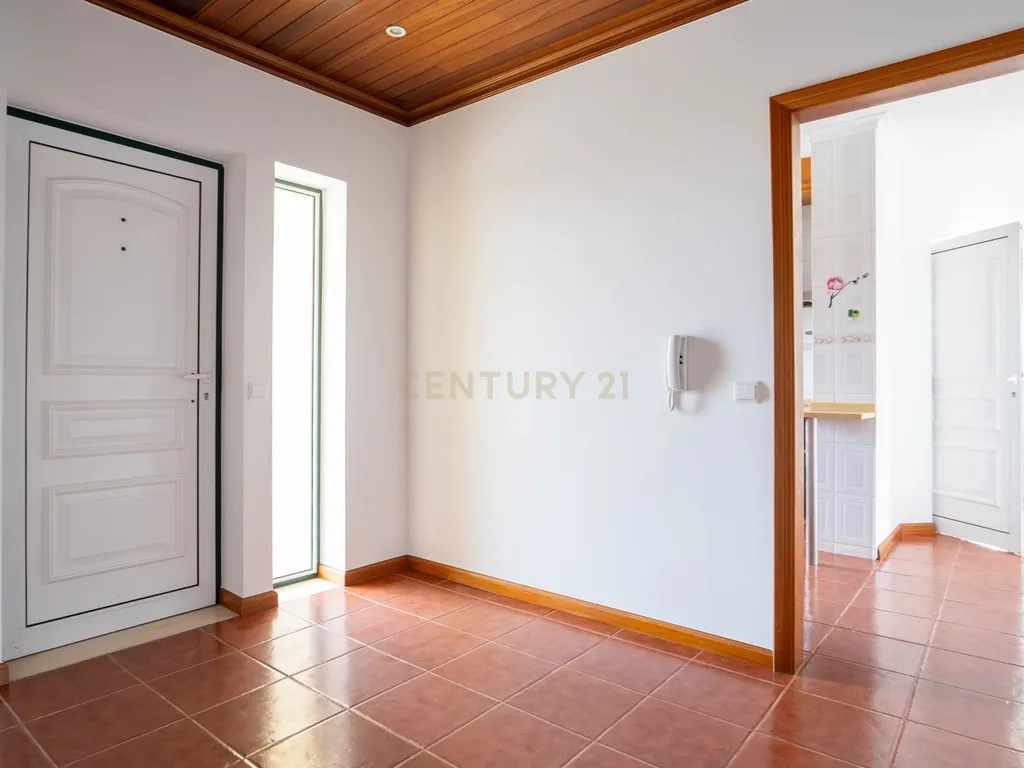Moradia T5 - C/ terreno - Excelente estado - Image 5
