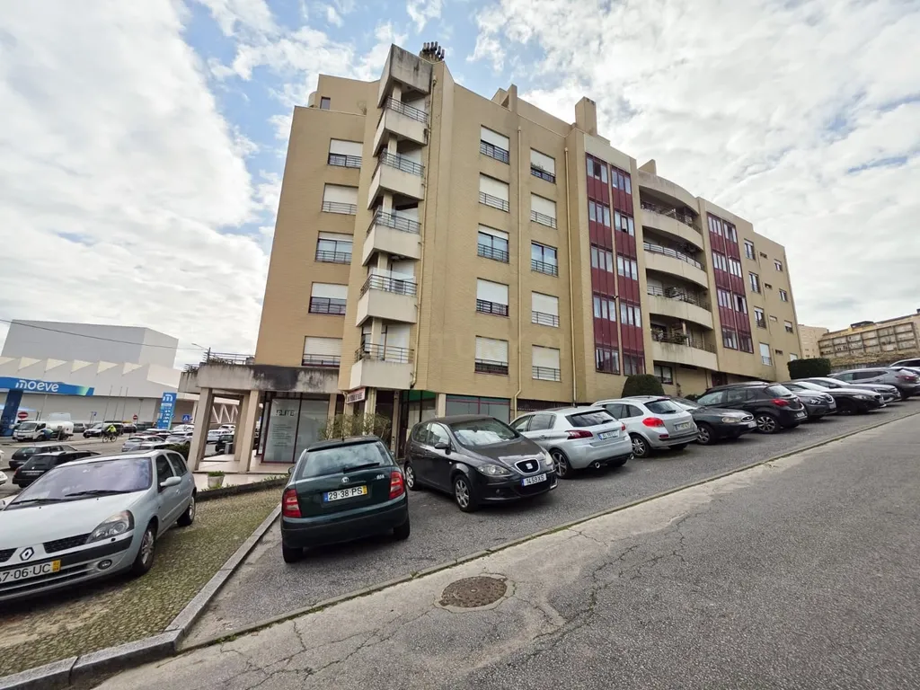 Apartamento T3 no Centro de Paredes – Espaço, Conforto e Localização Privilegiada - Image 1