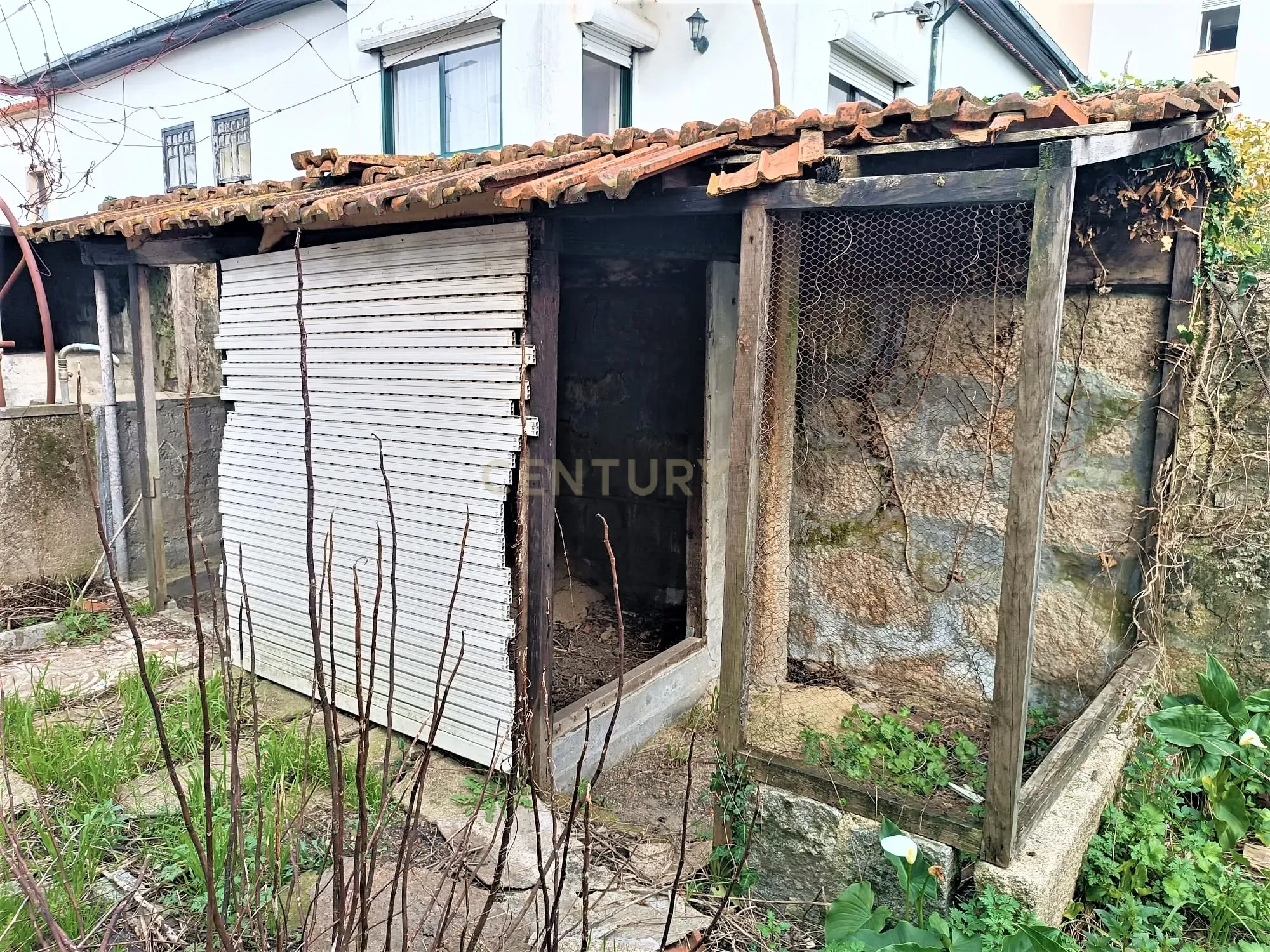 Moradia bifamiliar com cinco quartos, terreno e água para reconstrução no coração da Cidade da Maia, em Gueifaes - Image 30