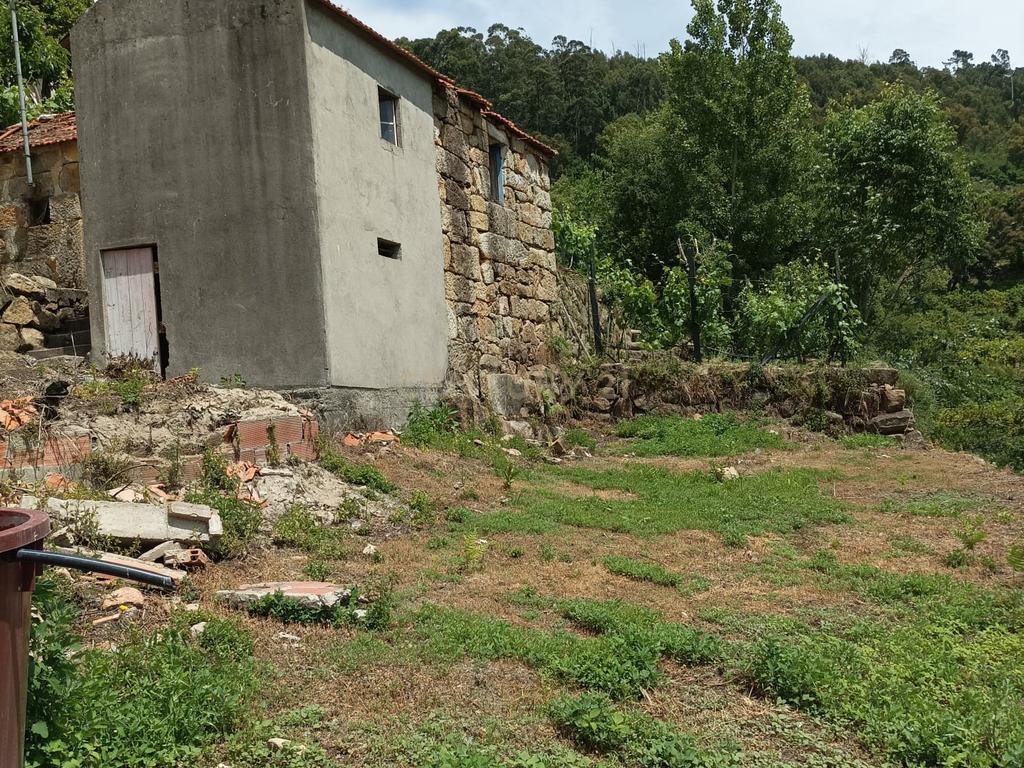 Oportunidade Única: Moradia para reconstrução em Penha Longa, Marco de Canaveses - Image 1