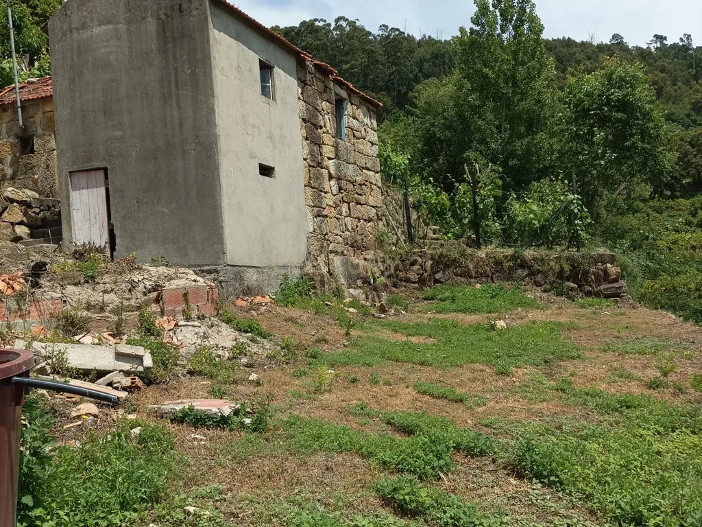 Oportunidade Única: Moradia para reconstrução em Penha Longa, Marco de Canaveses - Image 1