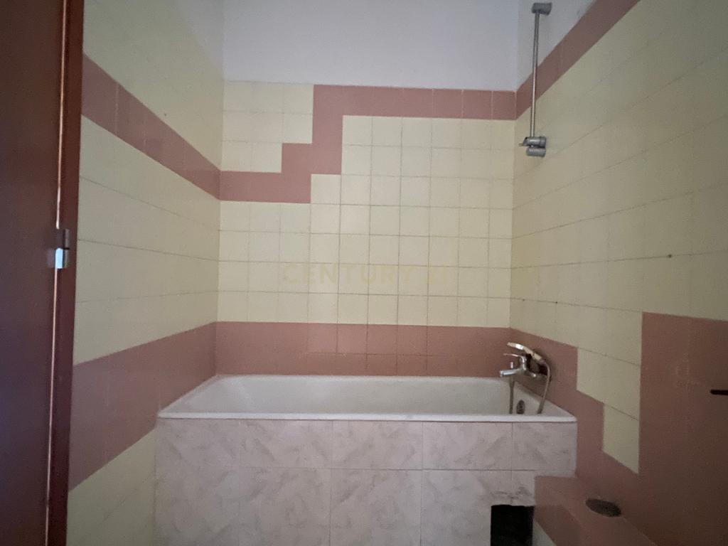 Apartamento T2 para Reabilitar, em São Sebastião, em Setúbal - Image 10