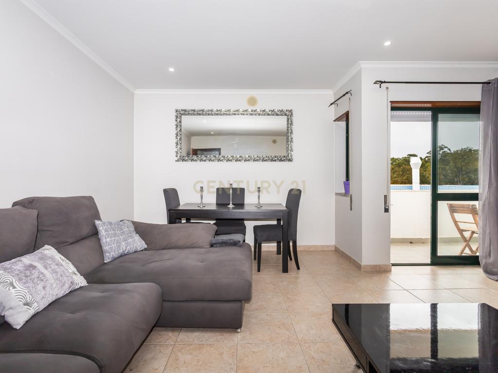 Apartamento T3 com Garagem e Arrecadação em Alhos Vedros - Image 2