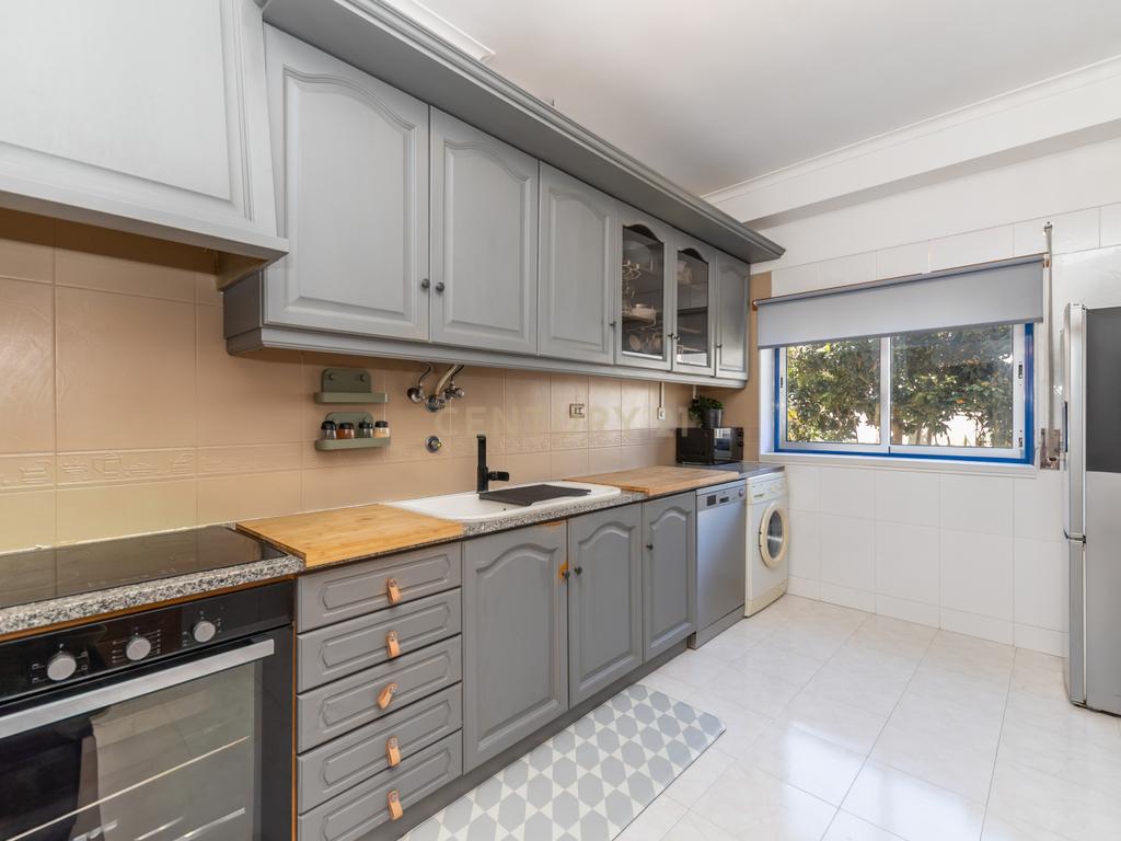 T2 Vila Nova de Caparica (Casalinho da Rosa) com 2 wcs e arrecadação - Image 11