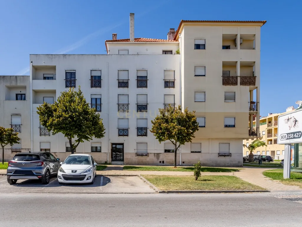 T3 Espaçoso em Excelente Localização- Quinta do Conde - Image 2