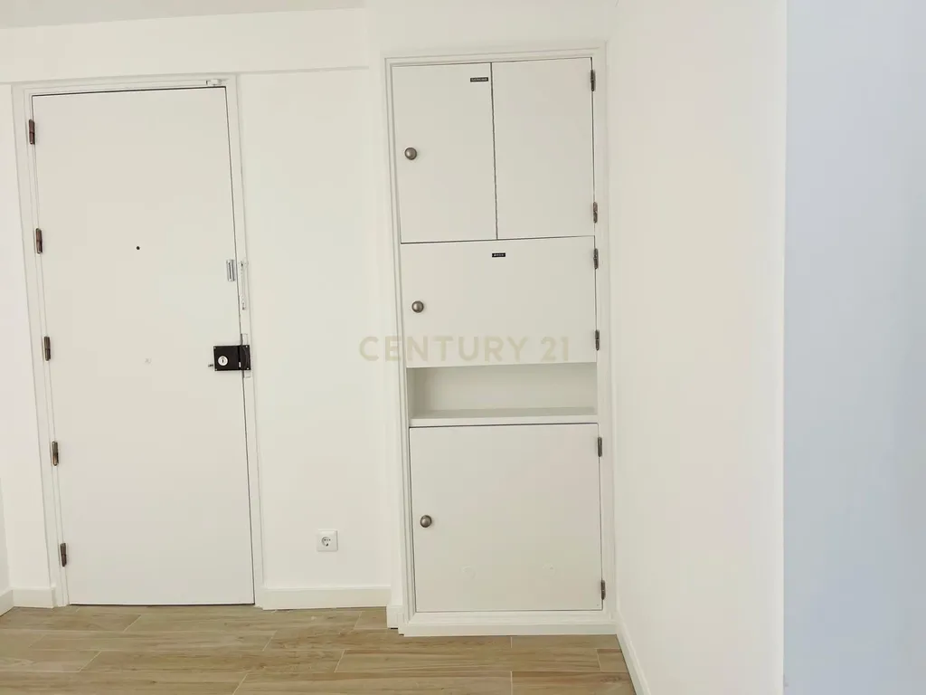 Apartamento Renovado com Vista Rio em Lisboa - Image 21