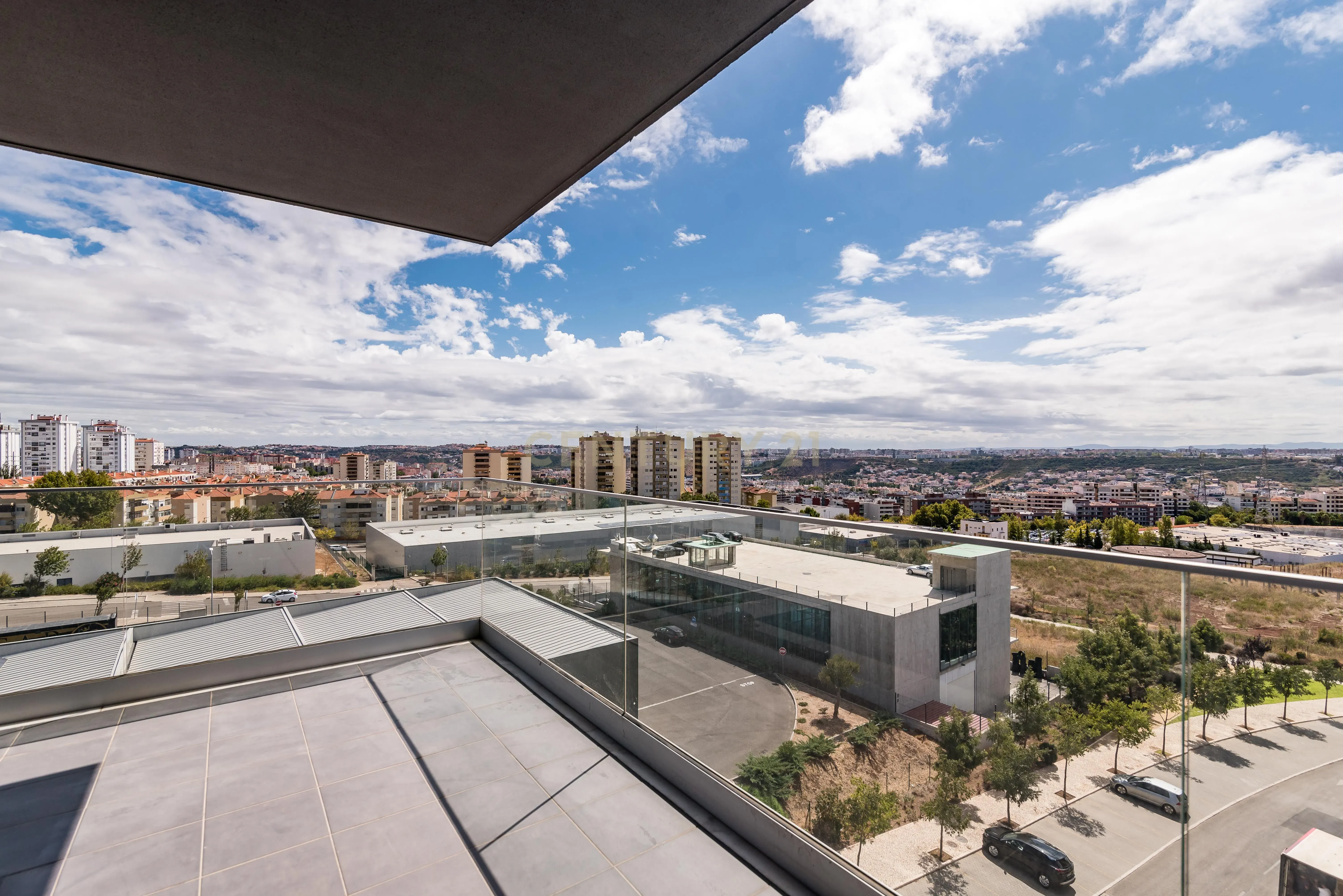 Luxuoso Apartamento T3 em Odivelas com Vista Panorâmica - Image 19