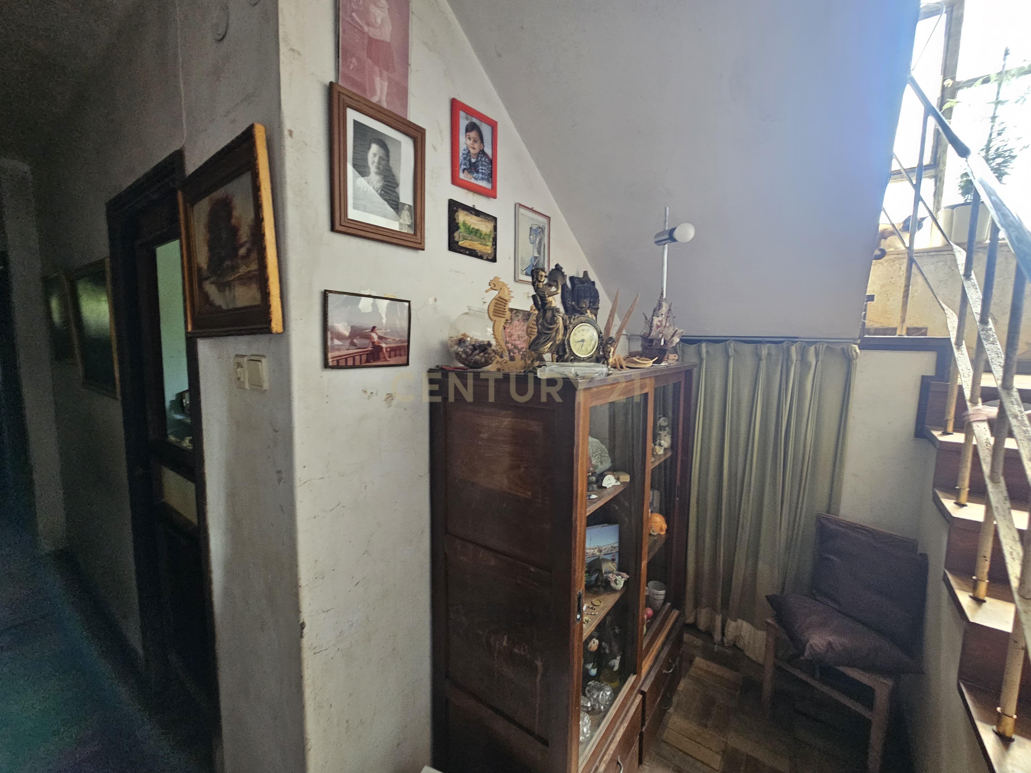 Fotografia 11 de MORADIA T5 GEMINADA PARA REMODELAR TOTAL | Rua Fernão Mendes Pinto, 294, Vila Nova de Gaia