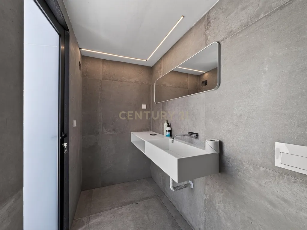Moradia T3 de Excelência na Aroeira – Conforto, Elegância e Qualidade de Construção - Image 30