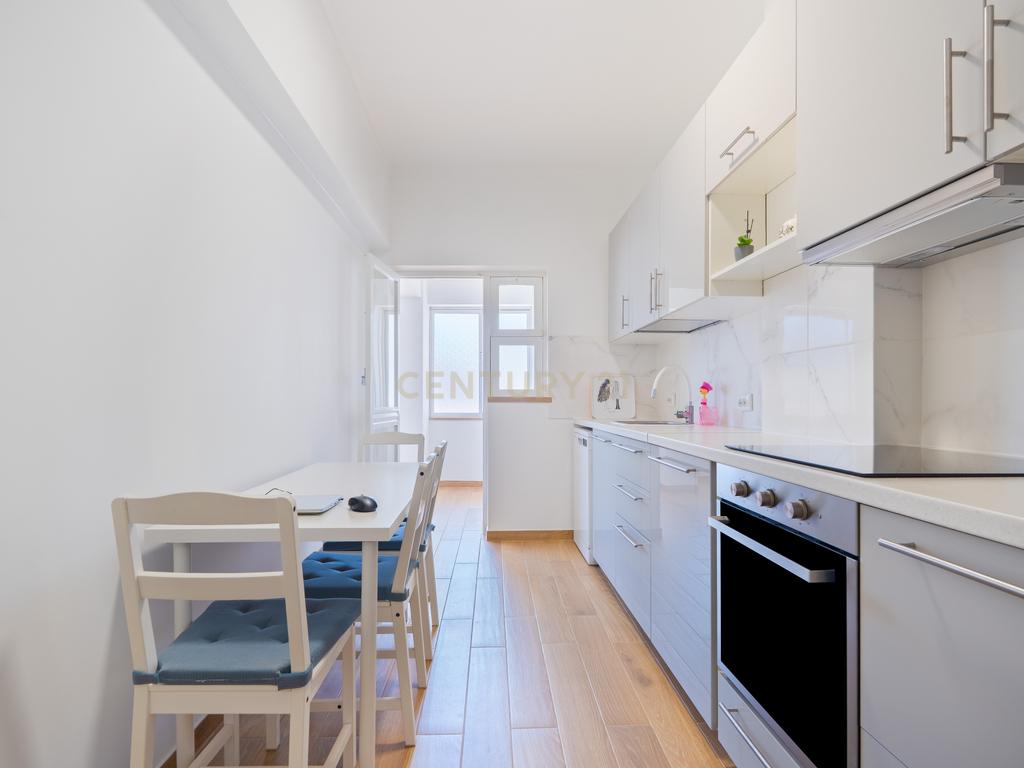 Apartamento T2 renovado em Portimão com varanda, 2 casas de banho e marquise espaçosa - Image 2