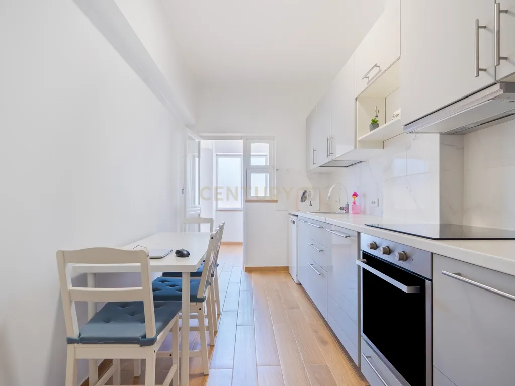 Apartamento T2 renovado em Portimão com varanda, 2 casas de banho e marquise espaçosa - Image 2