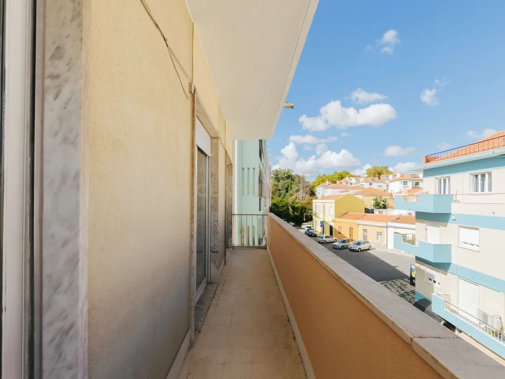 APARTAMENTO T4 COM VARANDA NO BEATO - EXCELENTE LOCALIZAÇÃO - Image 4