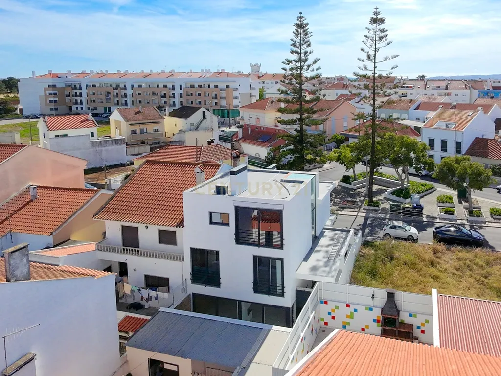 Moradia T3 com 3 Suites e Arquitetura Distinta em Samouco, Alcochete - Image 50