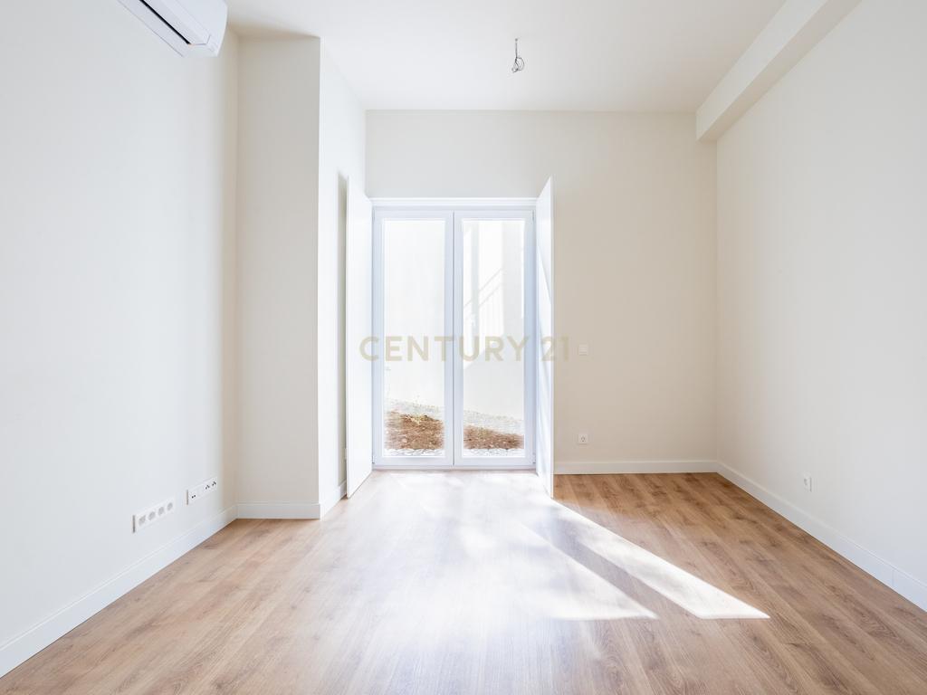 Apartamento T2 NOVO para Venda, em Campolide – Construção de Excelência com Traça Tradicional e Logradouro Privativo - Image 1