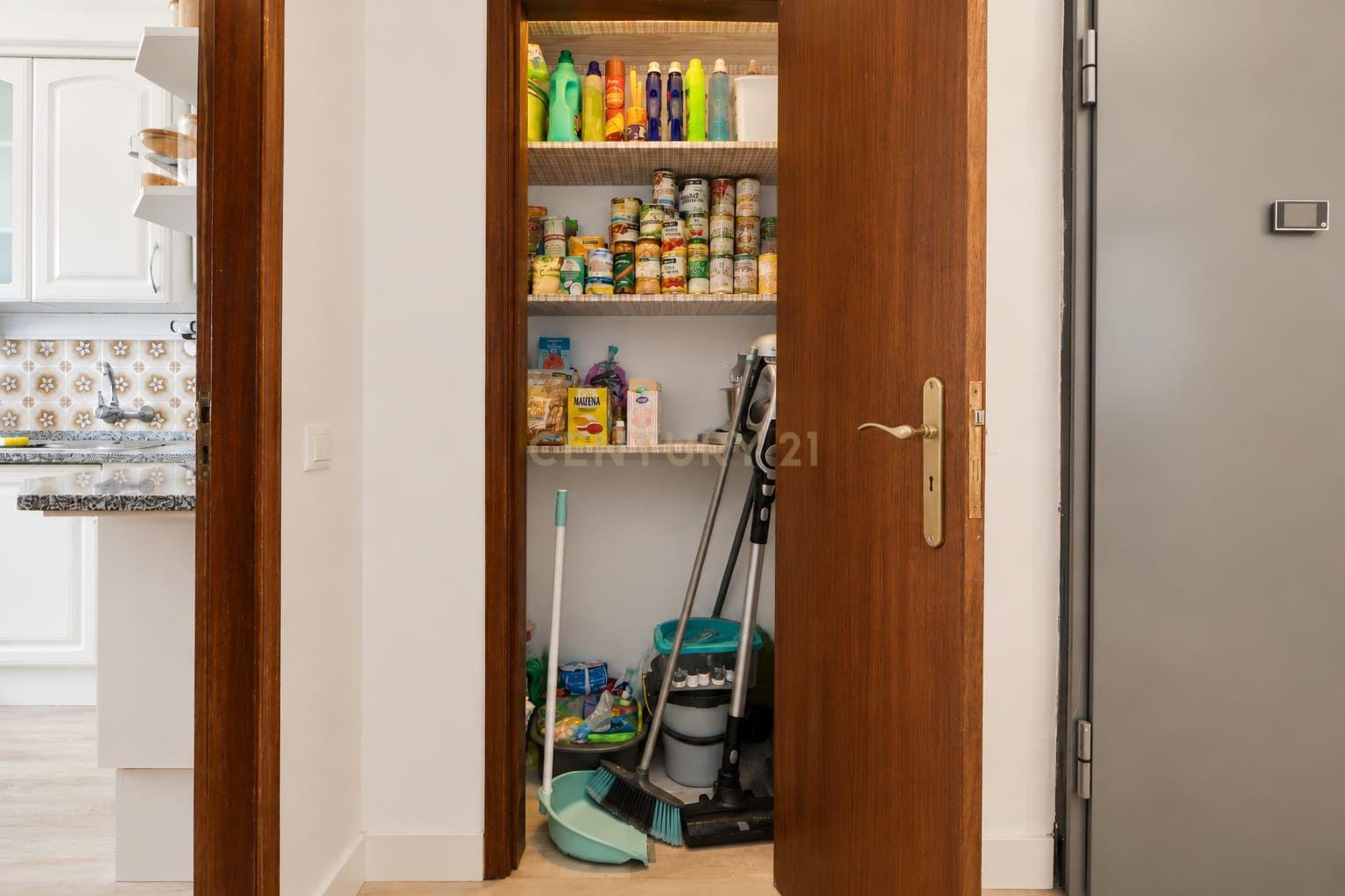 Fotografia 10 de Apartamento T2 semi-renovado com 2 marquises e muita luminosidade no Bairro Afonso Costa | Praceta Dom Paio Peres Correia, Setúbal