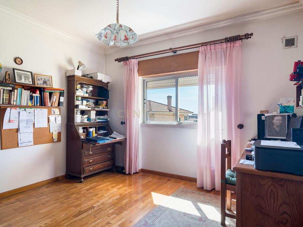 Moradia T3 em Porto Salvo | 213 m² | Garagem | Pátio e Jardim - Image 35
